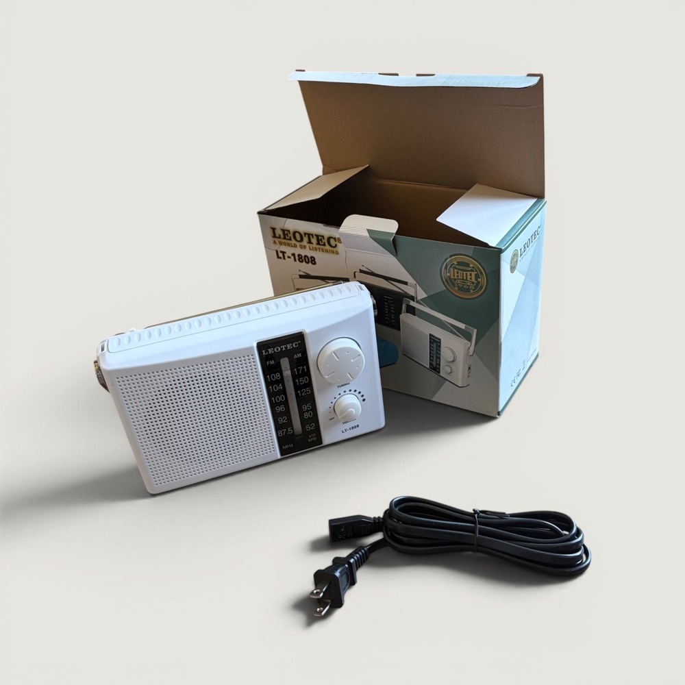 Leotec LT-1808 Portable AM FM Radio White Analog Transistor AC Battery Powered